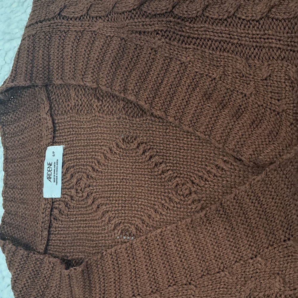 A sweater - Picture 9 of 10